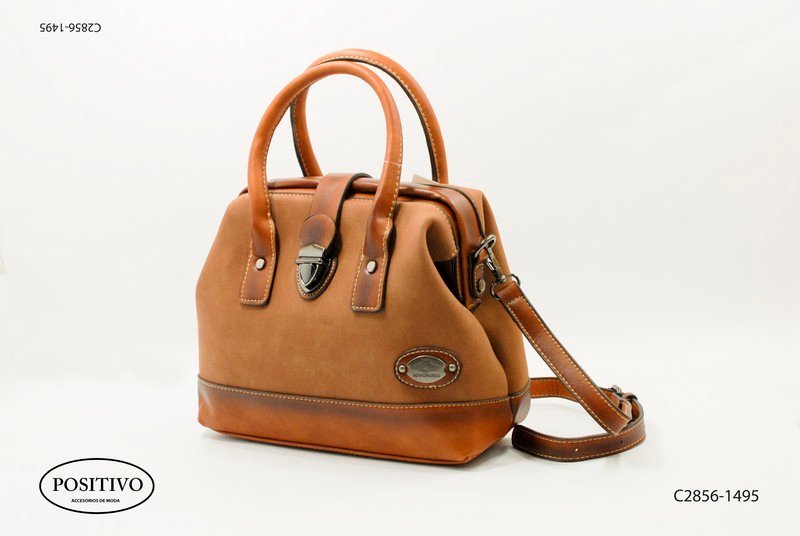 Cartera simil cuero con asas broche y correa C2856