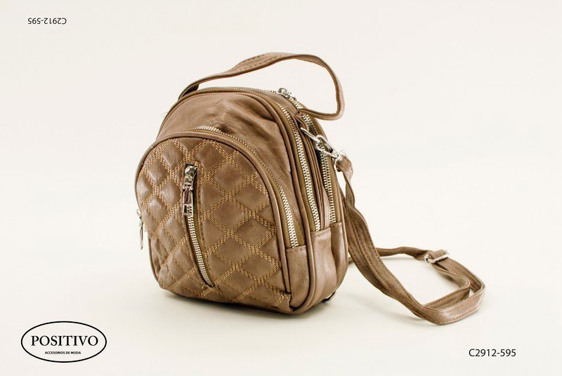 Mochila dama con bolsillo y cierre frente capitoneado C2912