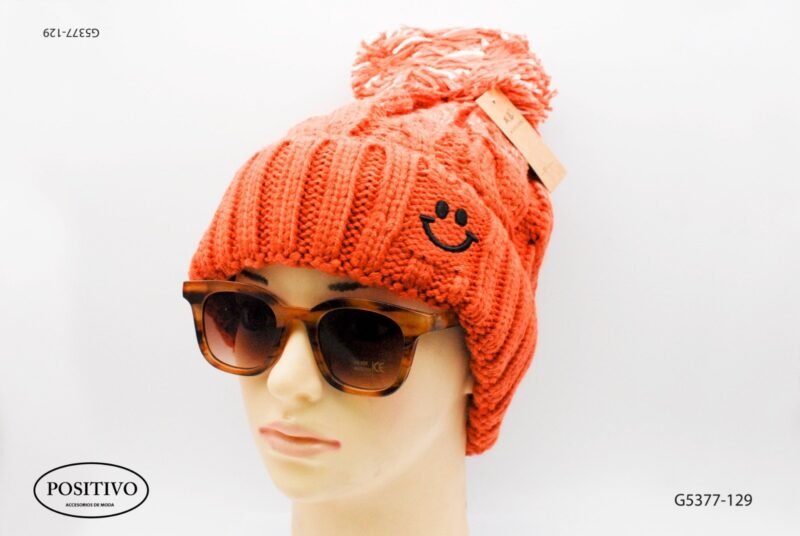 Gorro tejido con pom pom G5377