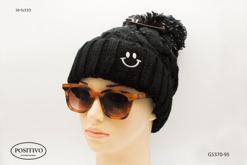 Gorro tejido con pom pom G5370
