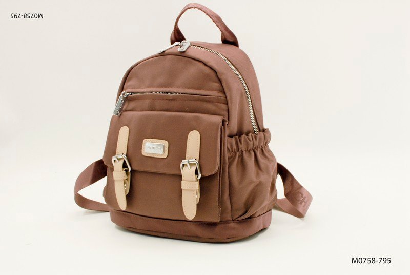 Mochila marrón con un diseño práctico y moderno M0758