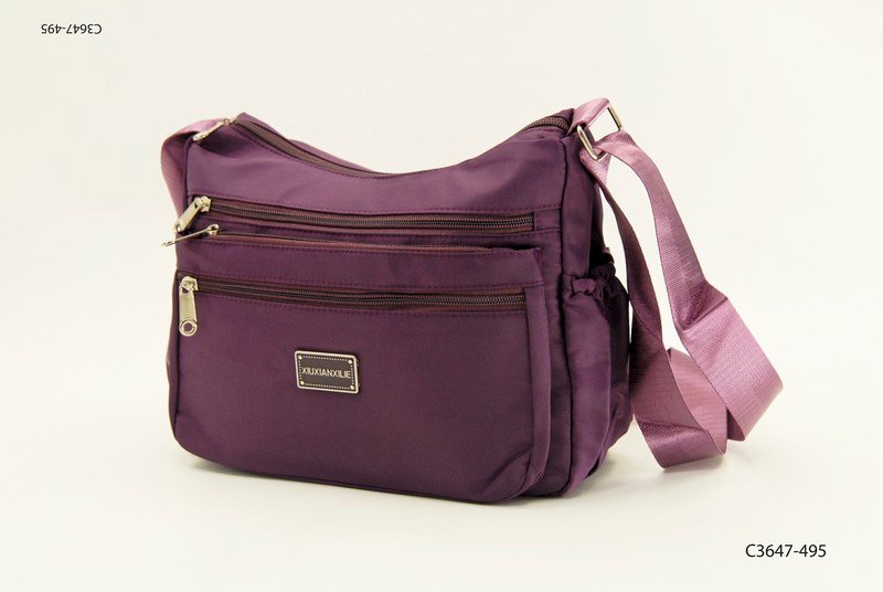 Bolso morral con bolsillo frontal y correa ancha C3647