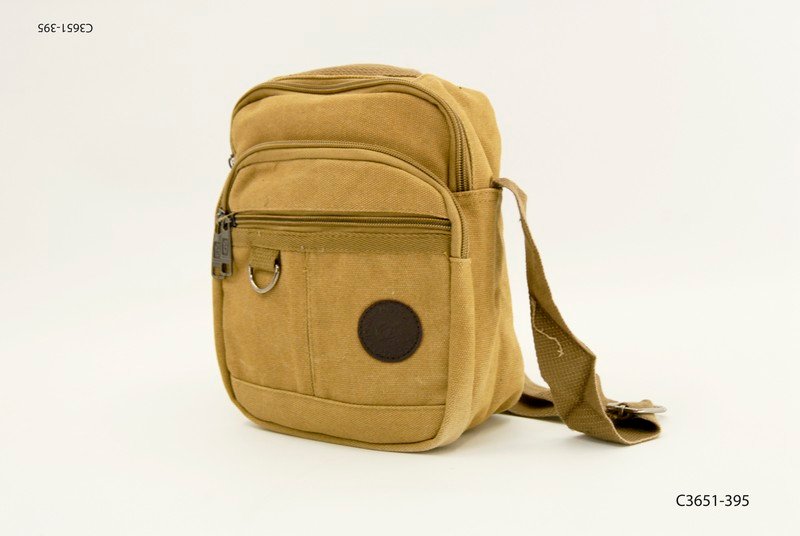 Morral con bolsillo con tapa y correa C3651