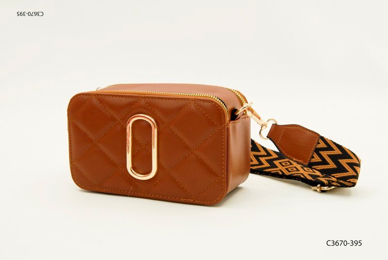 Cartera Morral con aplique dorado C3670