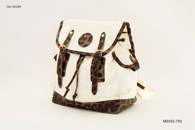 Mochila combina con detalles en animal print M0592