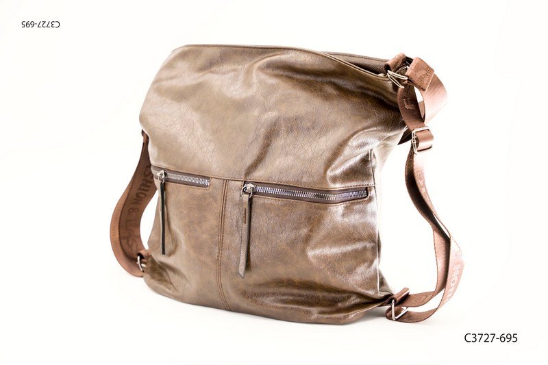 Cartera marrón con textura desgastada y cierres frontales C3727