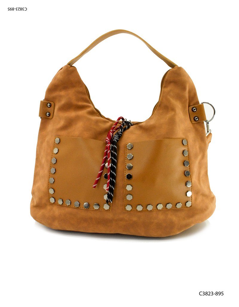 Cartera bolsillos con tachas asa y correa C3823