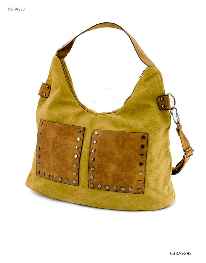 Cartera bolsillos con tachas asa y correa C3876