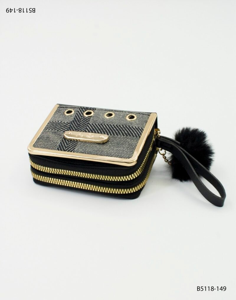 Billetera con doble cierre, pompon y detalles metálicos B5118