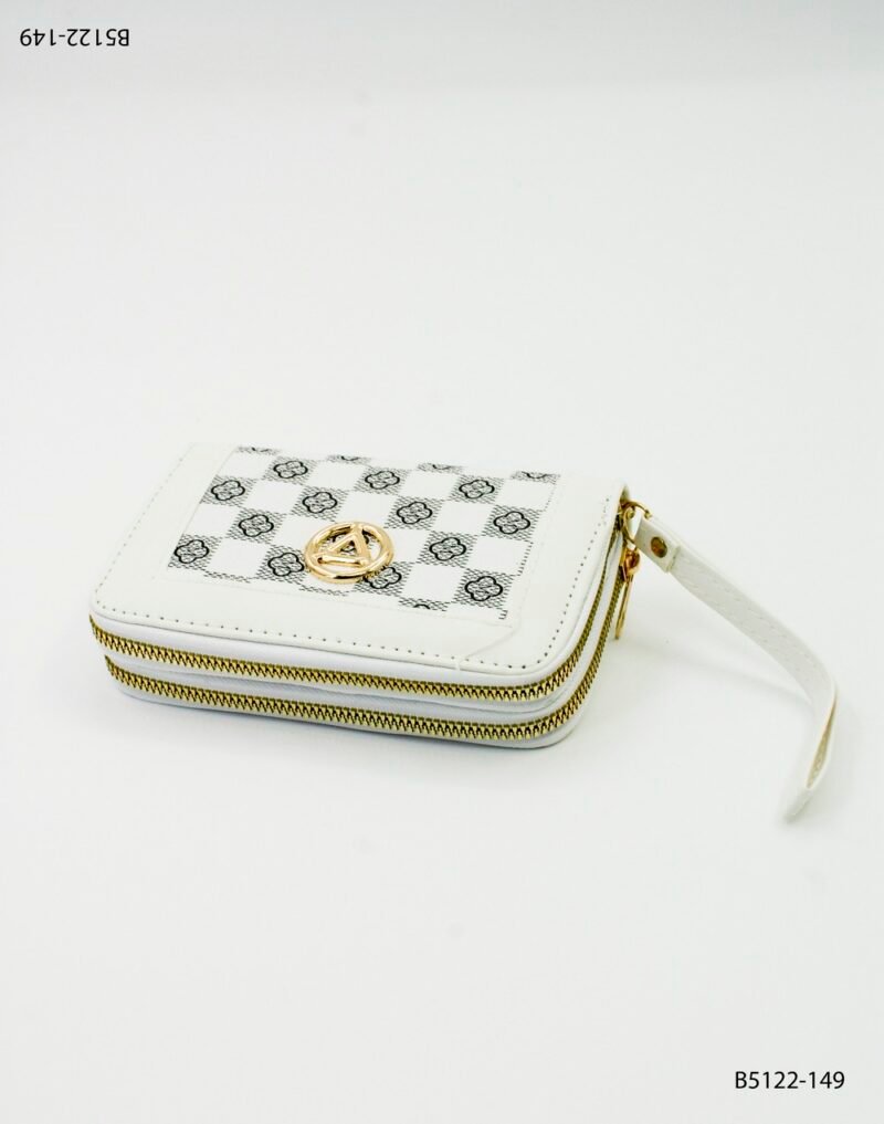 Billetera con diseño damero y emblema dorado B5122