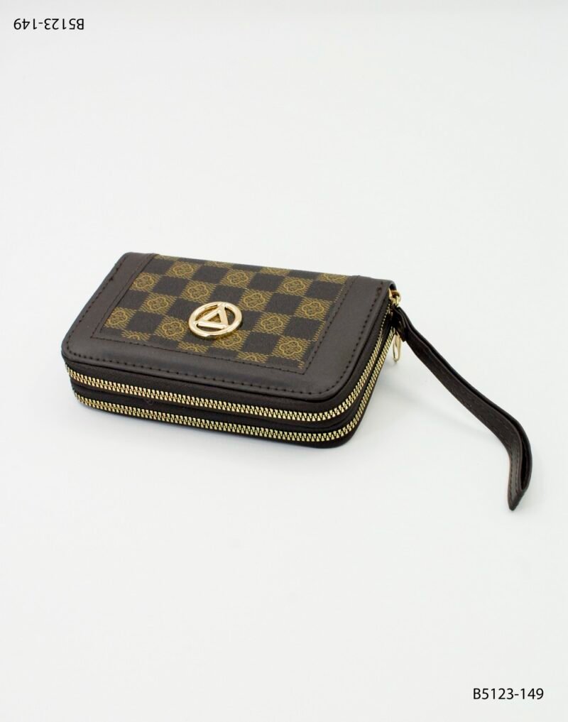 Billetera con diseño damero y emblema dorado B5123