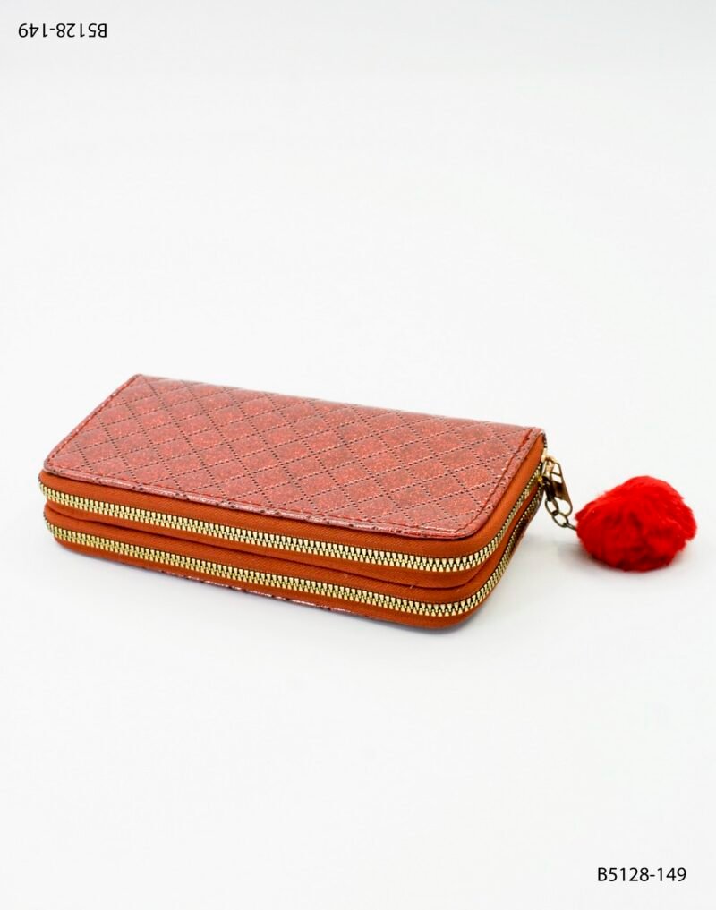 Billetera acolchada con pompon rojo y doble cierre B5128