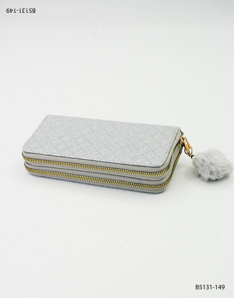 Billetera acolchada con pompon rojo y doble cierre B5131