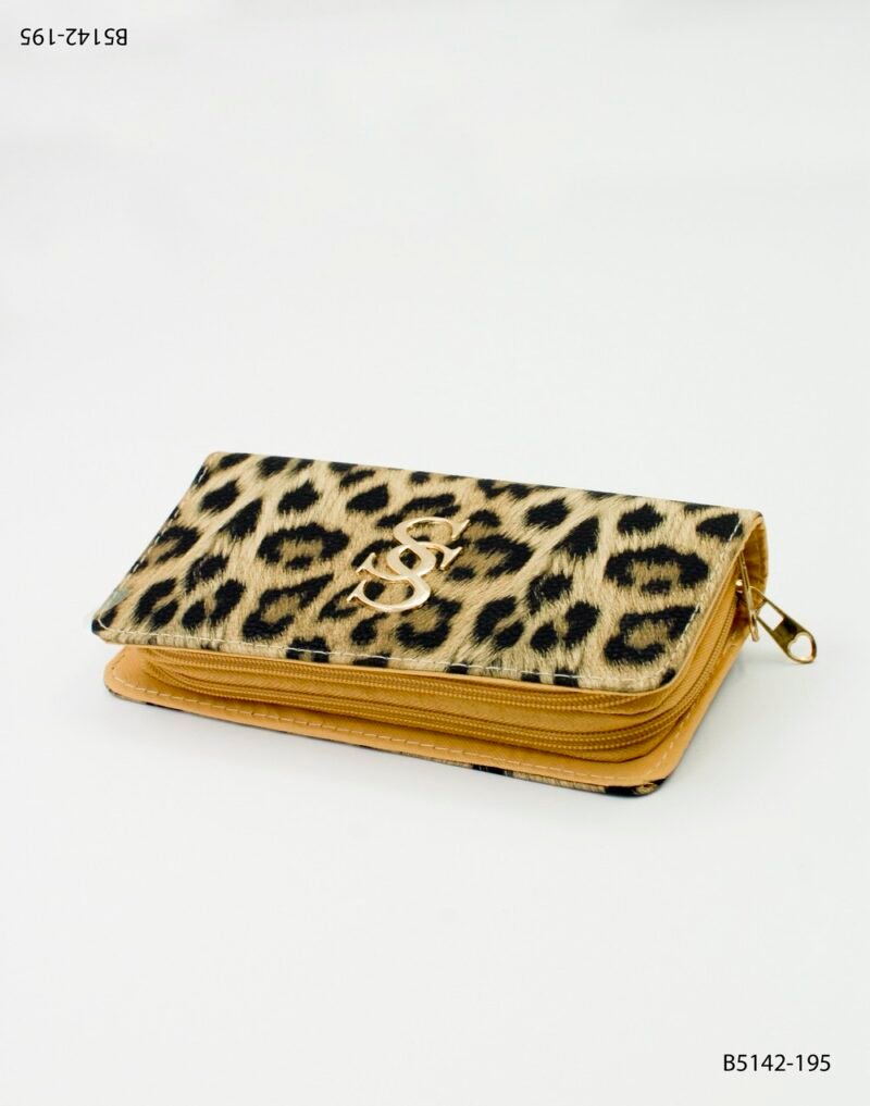 Billetera animal print con logo metálico B5142