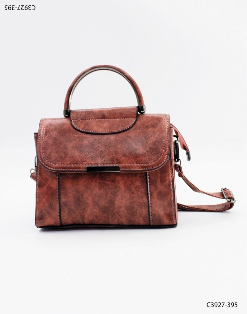 Cartera en cuero sintético con asa rígida C3927