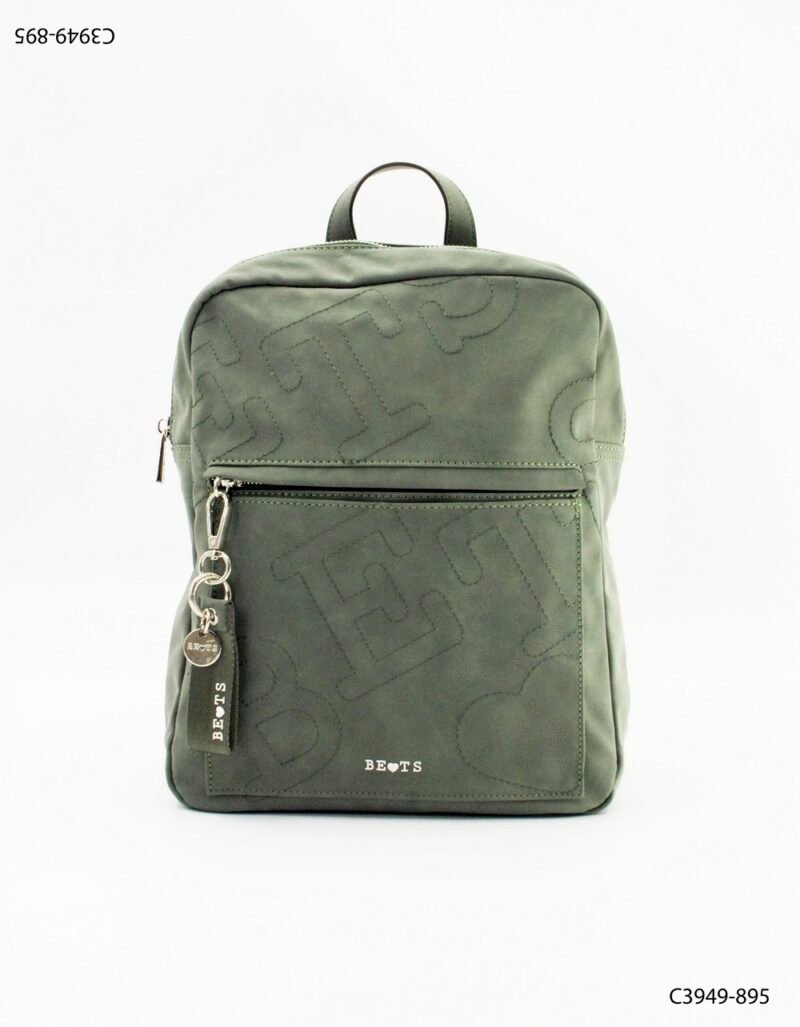 Mochila urbana con diseño minimalista y detalles de marca C3949