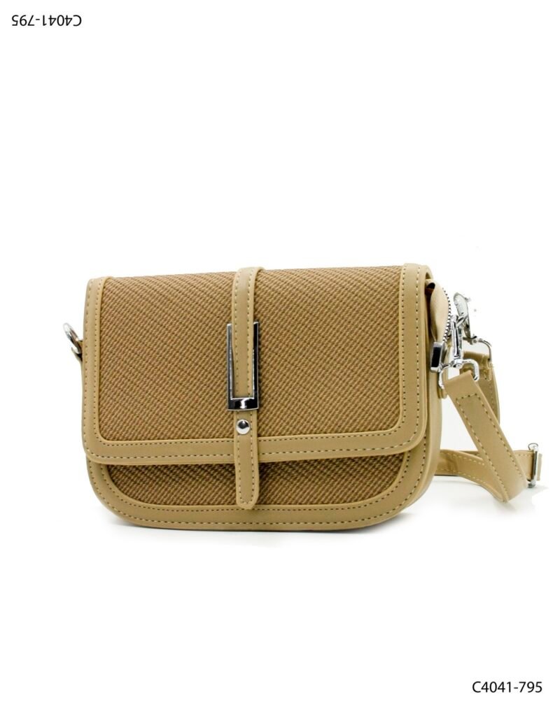 Bandolera estructurada con textura y cierre metálico C4041