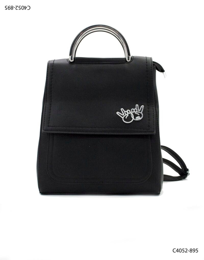 Mochila con diseño urbano y detalle metálico C4052