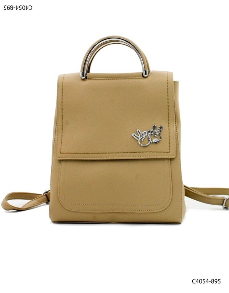 Mochila con diseño urbano y detalle metálico C4054