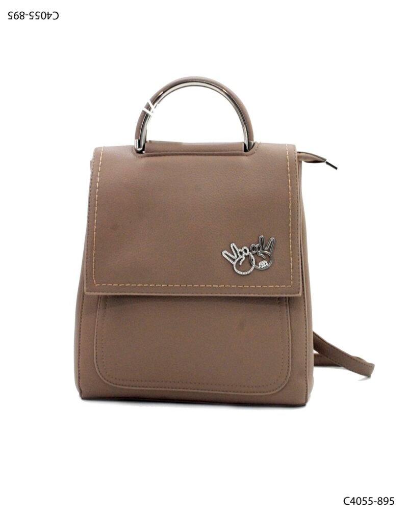 Mochila con diseño urbano y detalle metálico C4055