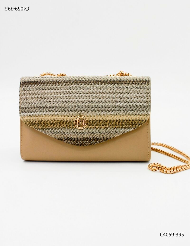 Cartera con solapa y cadena con tejido tipo rafia C4059