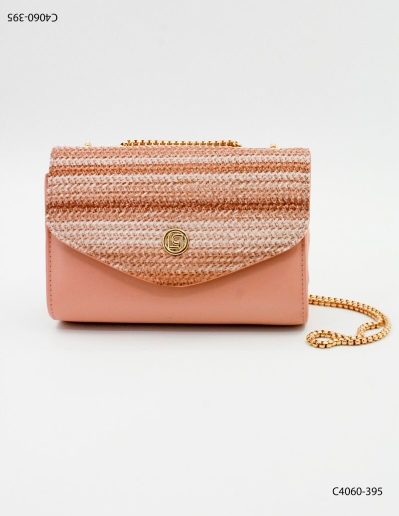 Cartera con solapa y cadena con tejido tipo rafia C4060