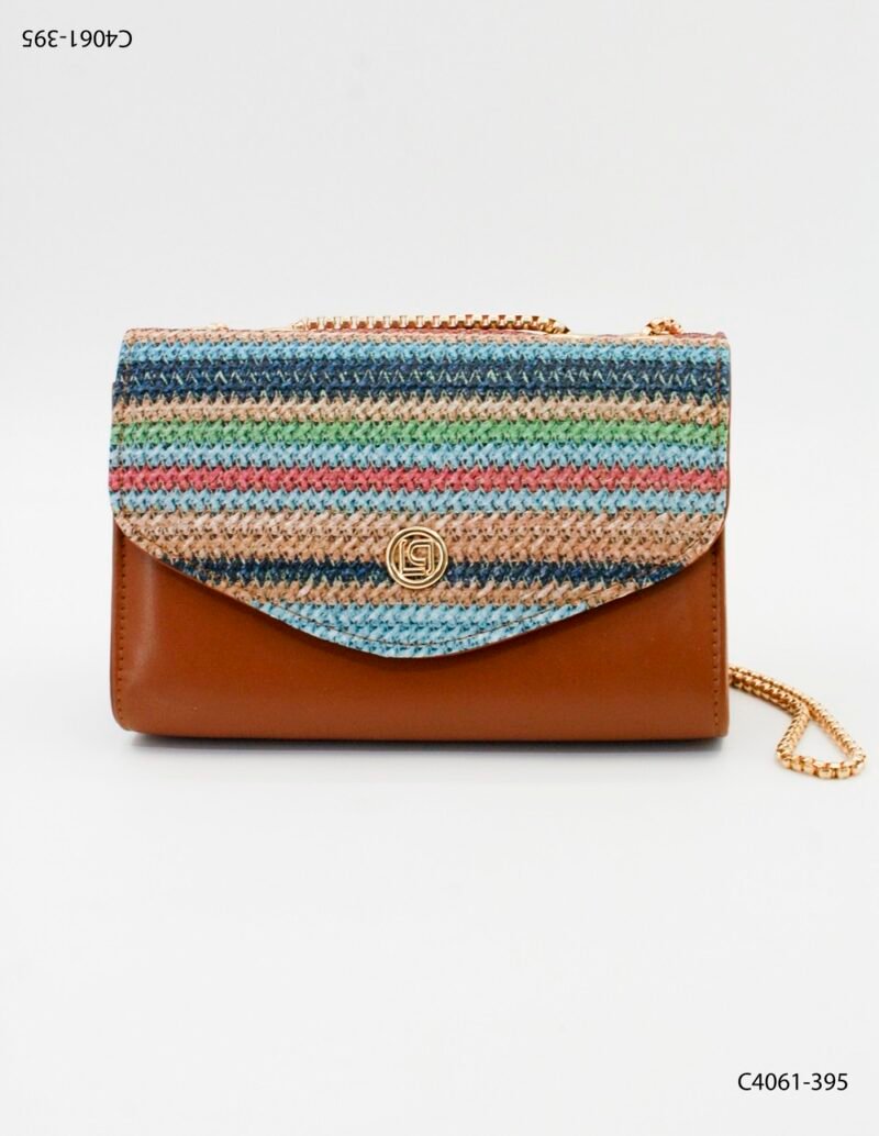 Cartera con solapa y cadena con tejido tipo rafia C4061