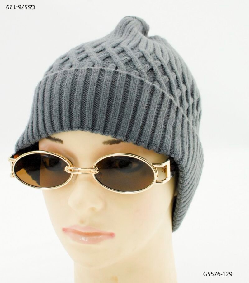 Gorro tejido con diseño acanalado en la base y patrón de rombos en la parte superior G5576