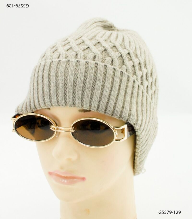 Gorro tejido con diseño acanalado en la base y patrón de rombos en la parte superior G5579