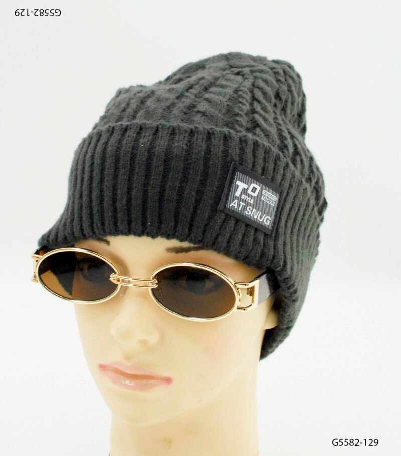 Gorro tejido con diseño acanalado con detalle de parche G5582