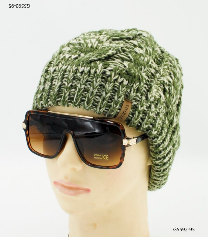 Gorro tejido con diseño acanalado y trenzado G5592