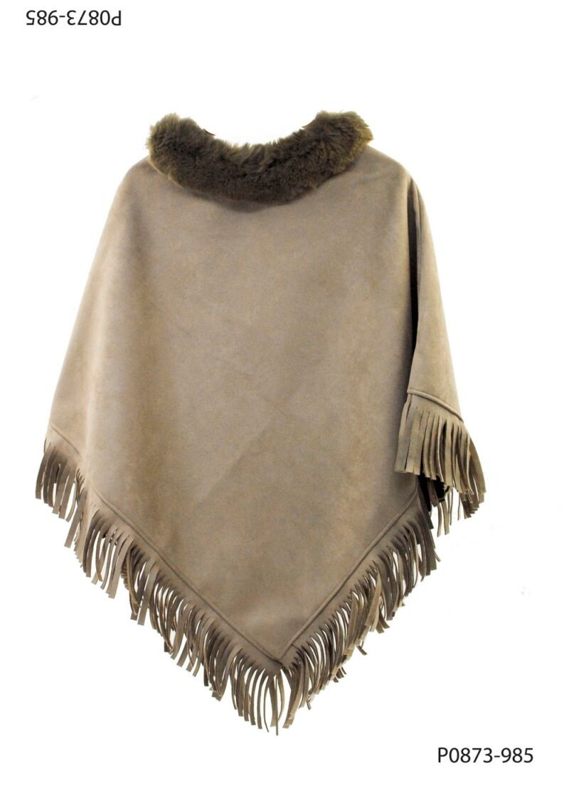 Poncho en material suave con acabado tipo gamuza y flecos en los bordes P0873