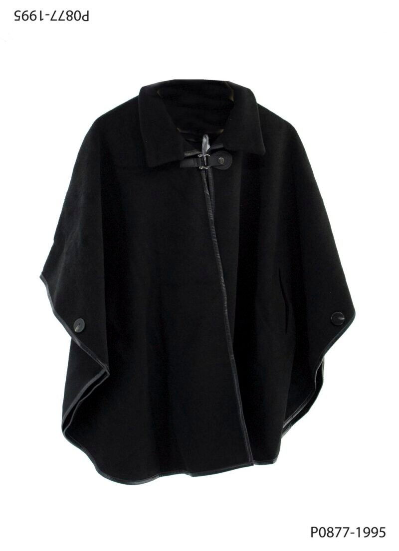 Poncho con cuello y cierre frontal tipo toggle P0877