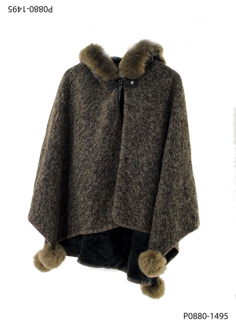 Poncho con cuello de piel sintética con terminaciones en pompones P0880