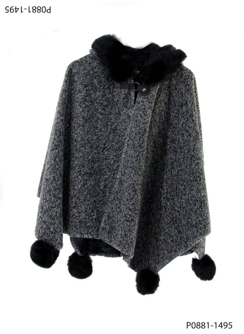 Poncho con cuello de piel sintética con terminaciones en pompones P0881