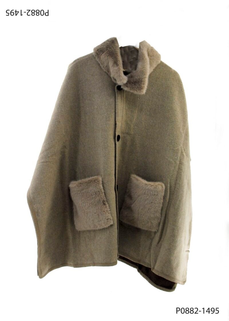 Capa de lana con cuello y bolsillos de piel y cierre frontal con botones P0882