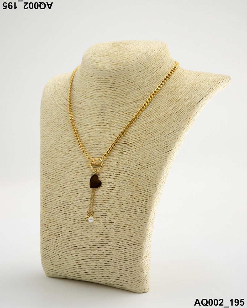 Collar dorado con dije en forma de corazón oscuro y detalle de perla blanca AQ002