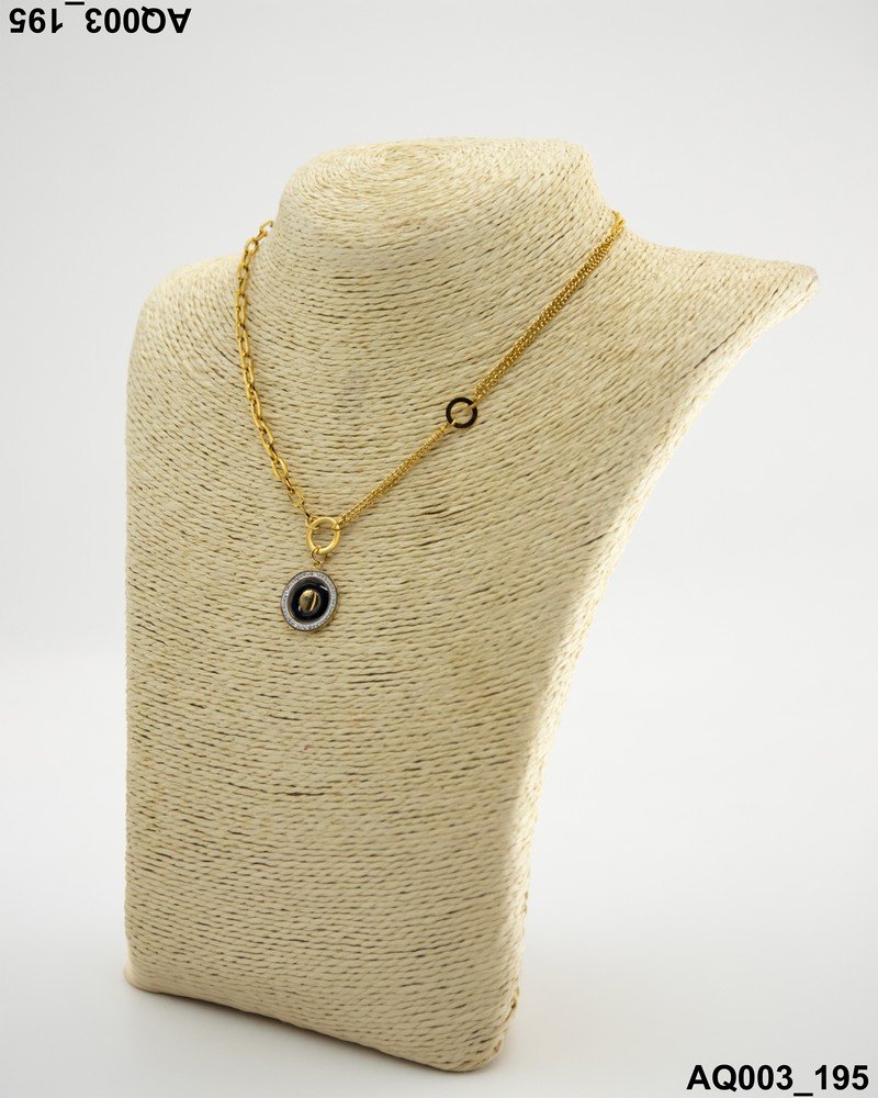 Collar dorado con dije circular y piedra oscura central AQ003