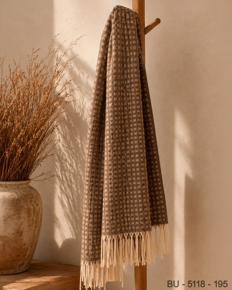 Pashmina con Trama Cuadrillé y Terminación en Flecos Beige BU5118