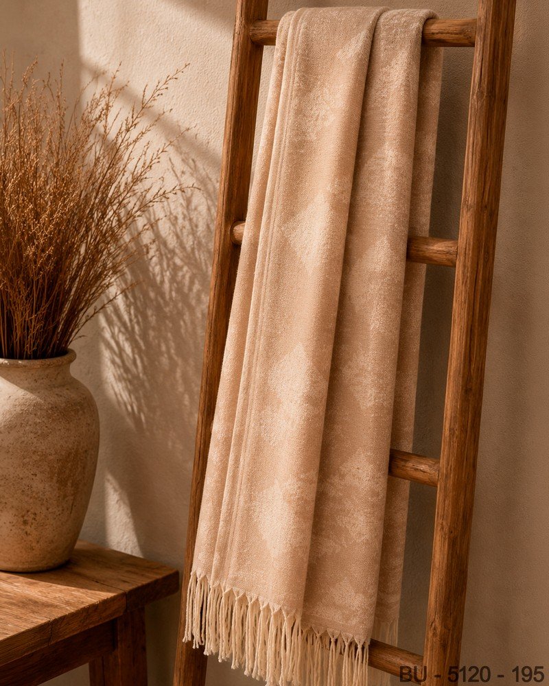 Pashmina en Tono Beige con Relieve de Rombos y Terminación en Flecos BU5120