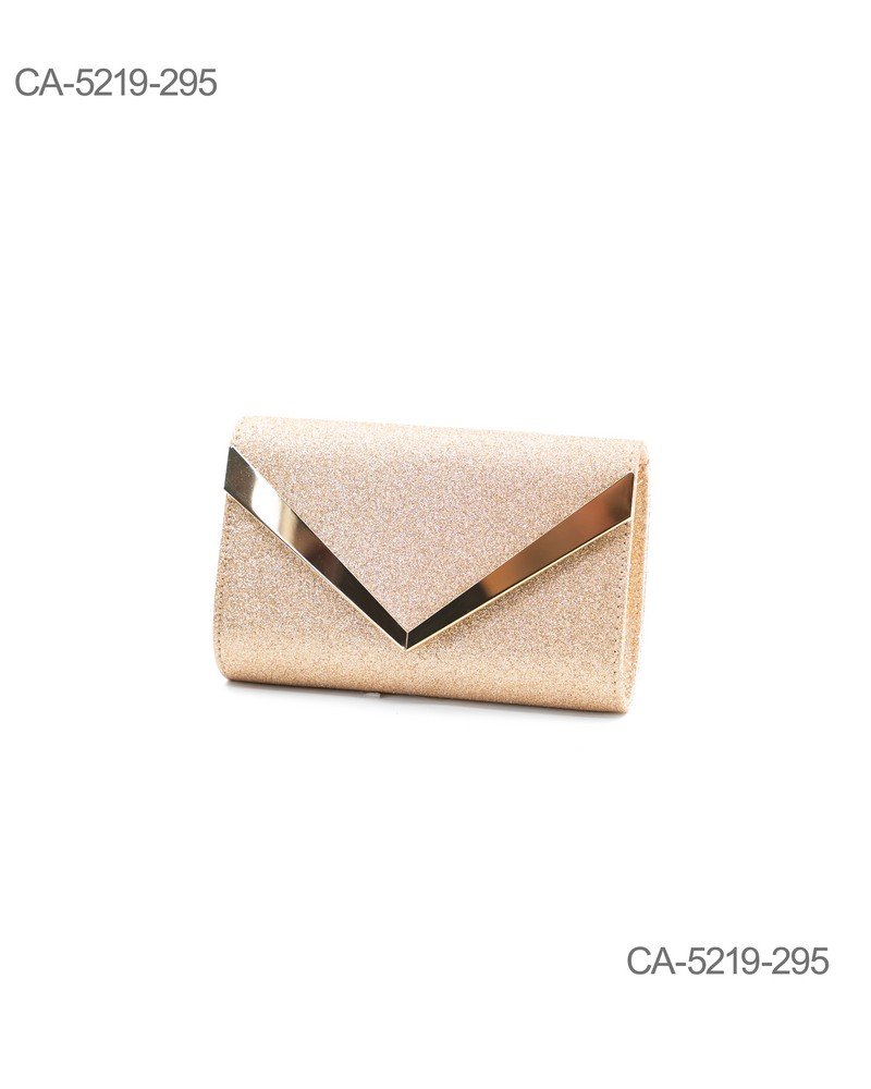 Cartera dorada con acabado brillante y detalle metálico en forma de v en la solapa CA5219