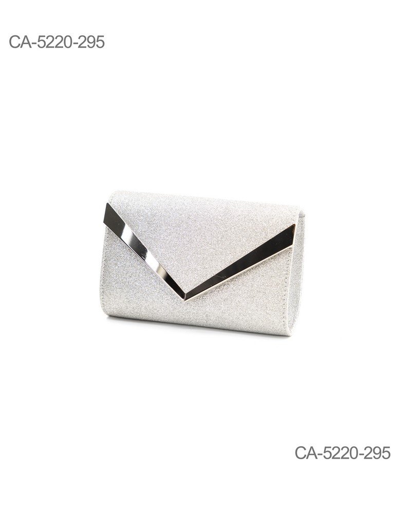 Cartera plateada con acabado brillante y detalle metálico en forma de v CA5220