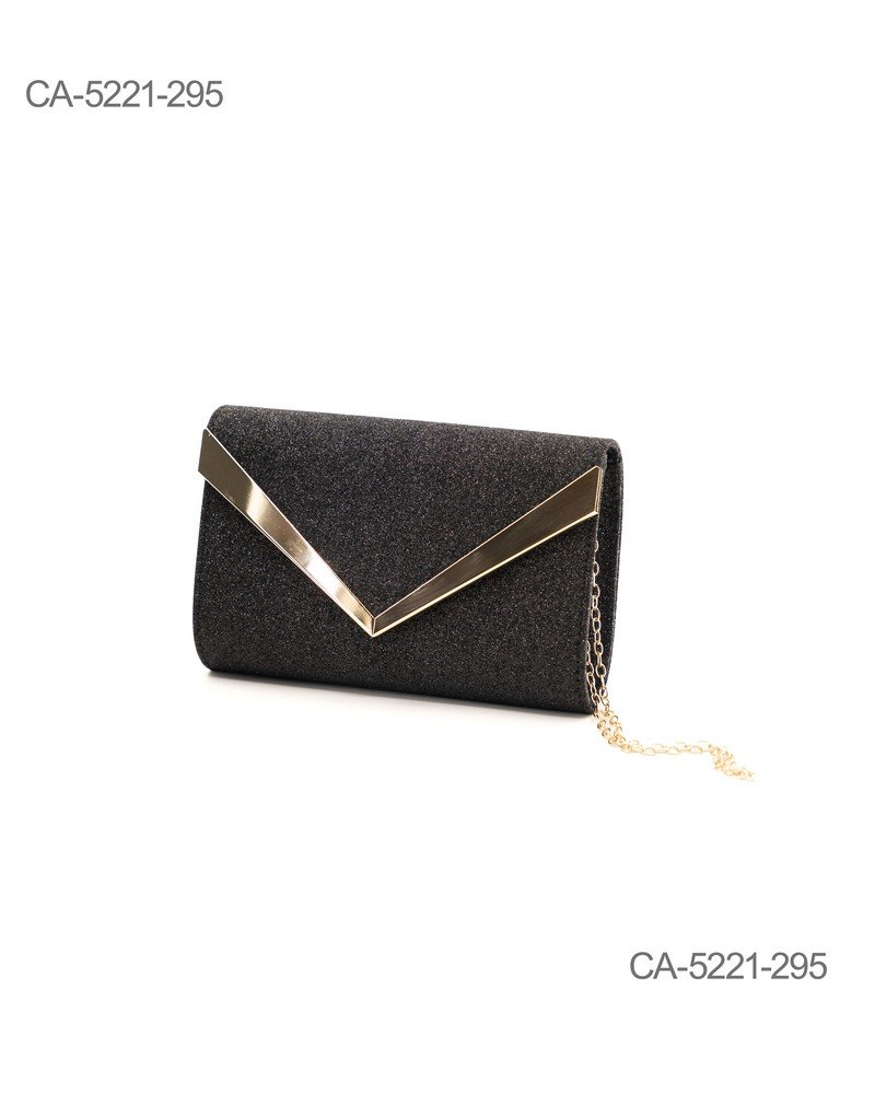 Cartera negra con acabado elegante y detalle metálico en forma de v dorada CA5221