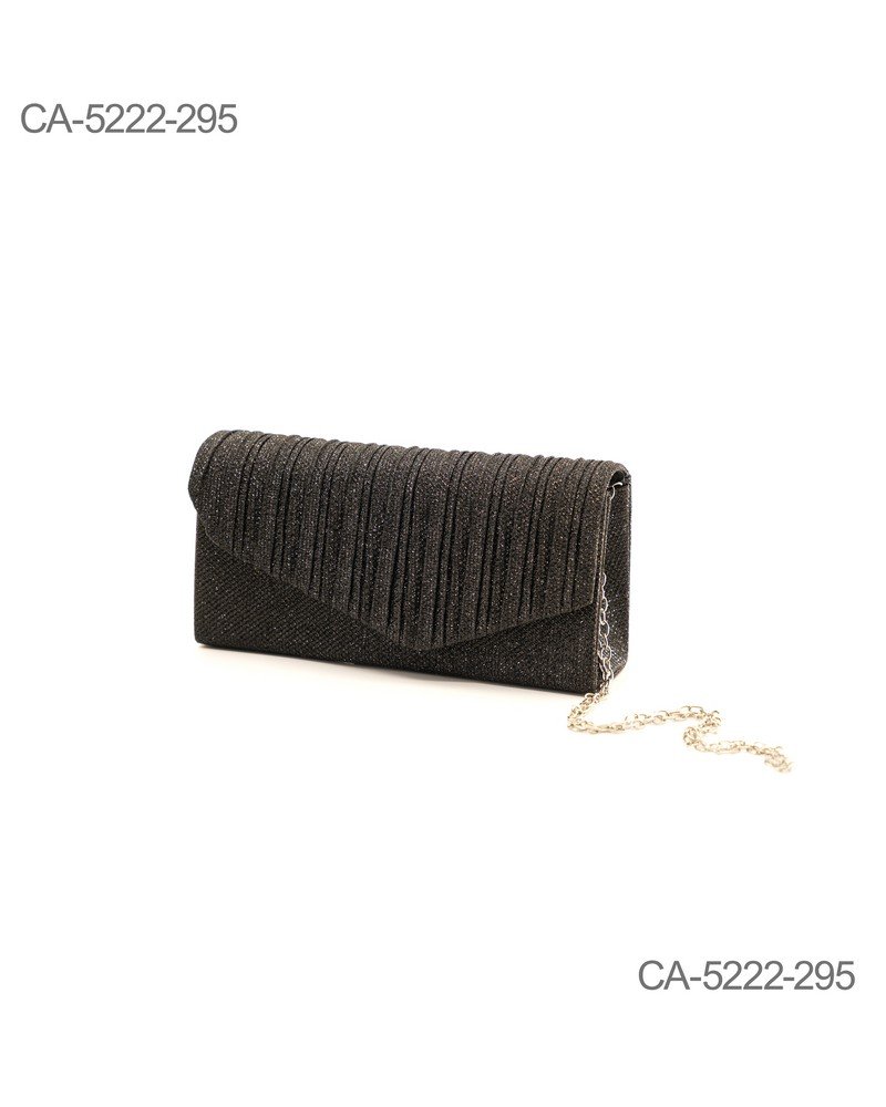 Cartera negra con diseño plisado en la solapa y acabado elegante CA5222