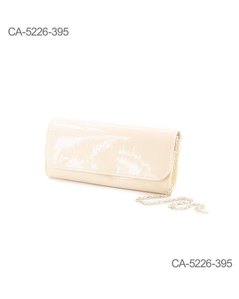Cartera beige con acabado brillante y diseño rectangular CA5226