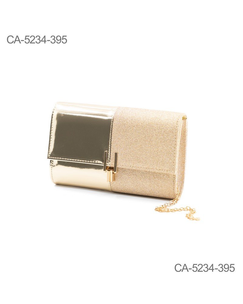 Cartera dorada rectangular que combina acabado liso y textura brillante CA5234