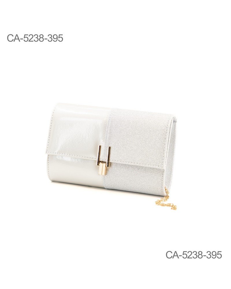Cartera bicolor con diseño elegante que combina blanco brillante y textura plateada CA5238