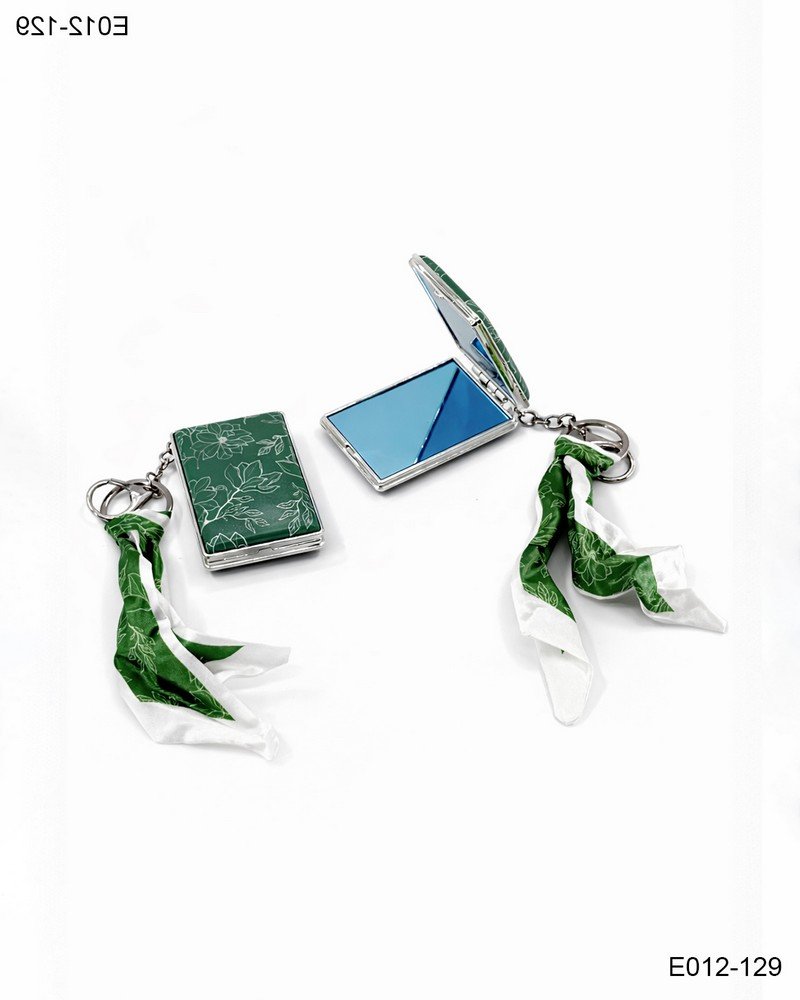 Espejo compacto verde con diseño floral y llavero con pañuelo E012