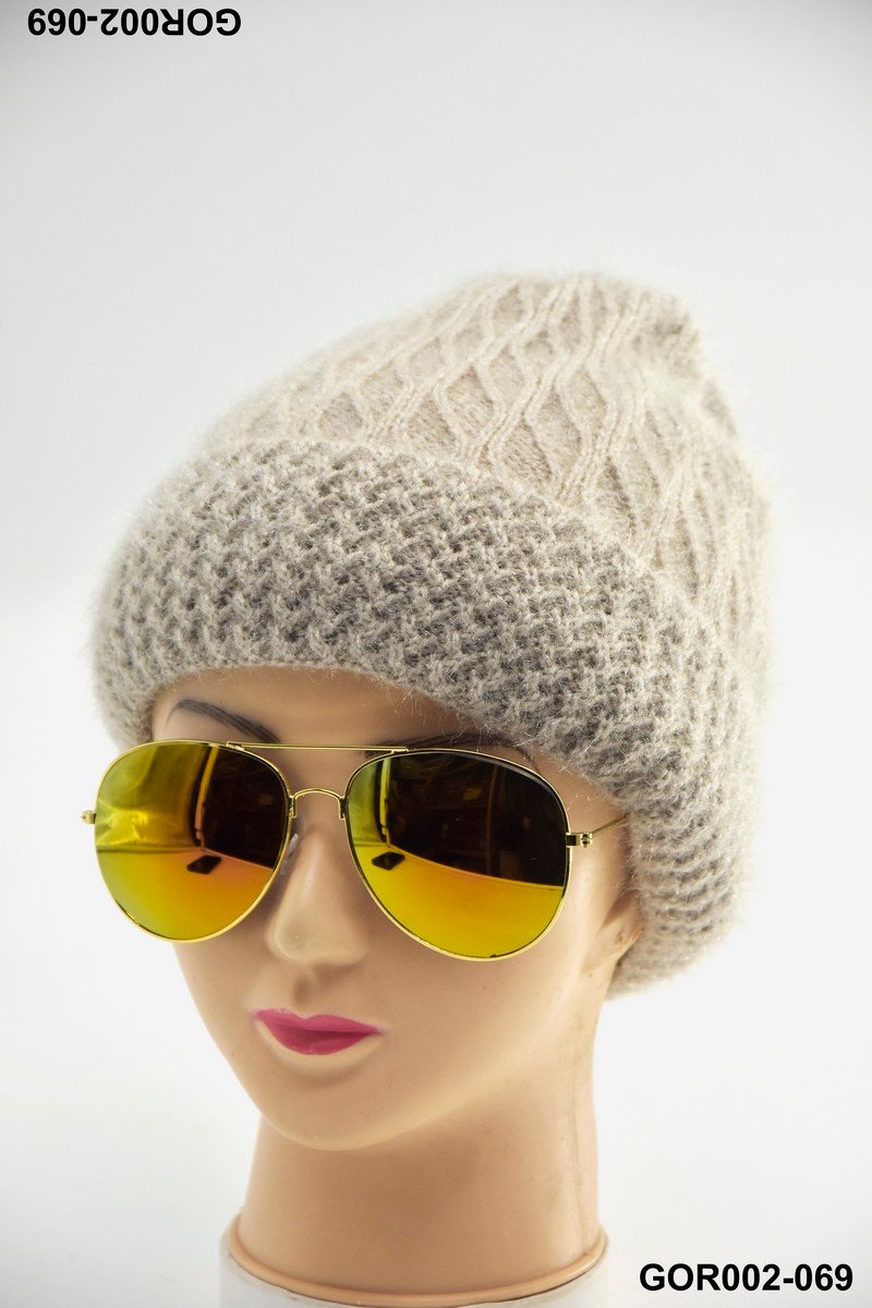 Gorro tejido de punto grueso con textura trenzada y acabado suave GOR002