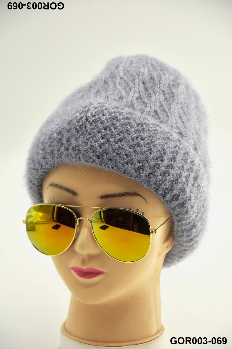 Gorro tejido de punto esponjoso con acabado tipo angora en tono gris GOR003